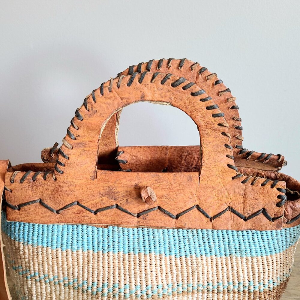 African woven sisal shoulder bag with leather strap and handles. - Picture 3 of 8